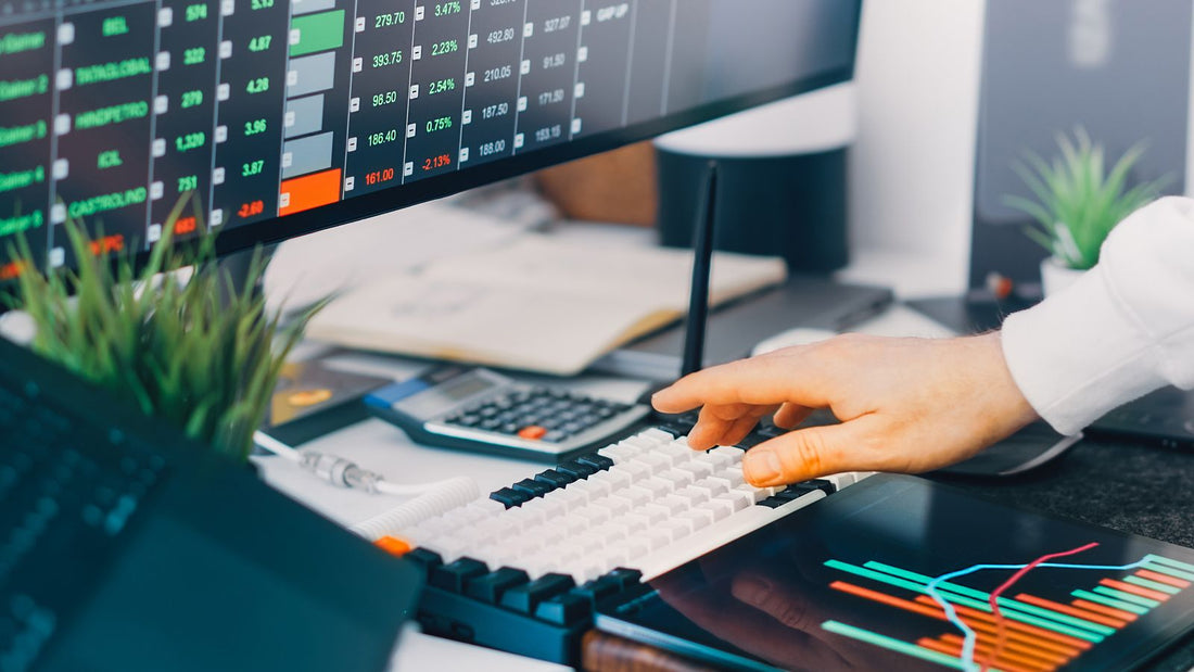 Schermi con dati finanziari, analisi di mercato e infrastrutture informative crypto