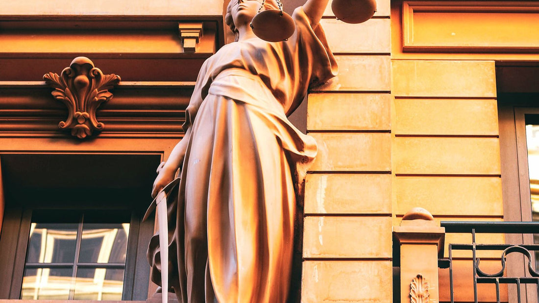 Statua della Giustizia, regolamentazione degli asset digitali e competenze SEC CFTC