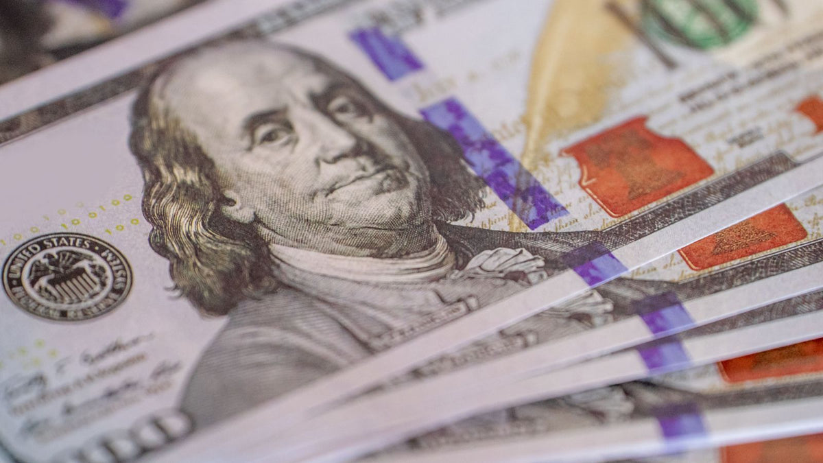Banconote in dollari USA e riferimento ai Treasury a 10 anni e alla Federal Reserve