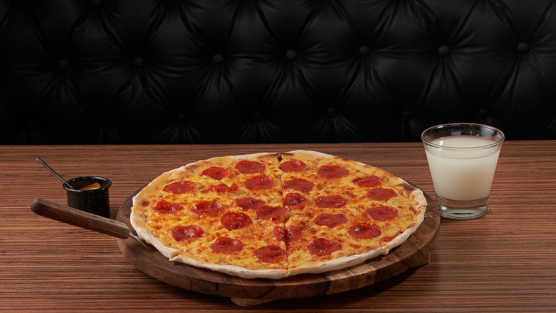 Pizza fotografata su tavolo, immagine illustrativa del Bitcoin Pizza Day e della spesa storica di BTC