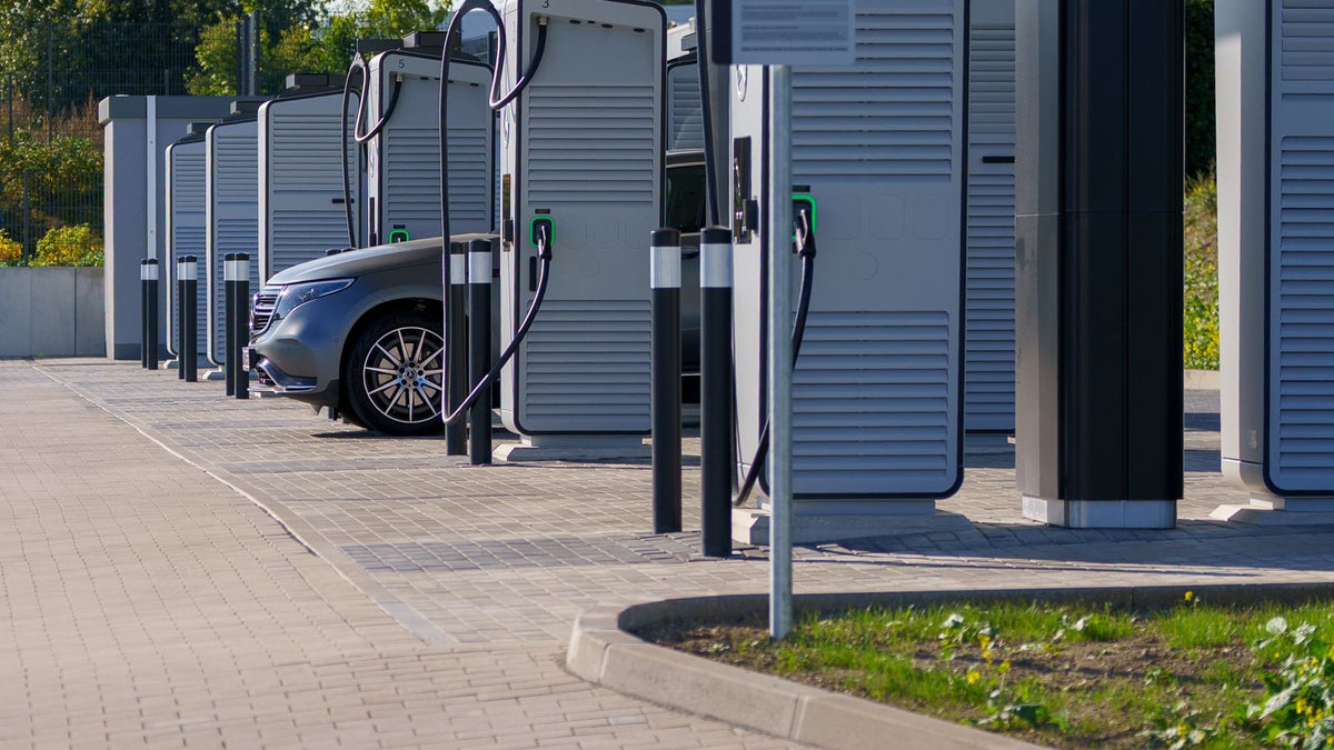 Stazione di ricarica per auto elettriche, immagine illustrativa dell'investimento di Warren Buffett in BYD