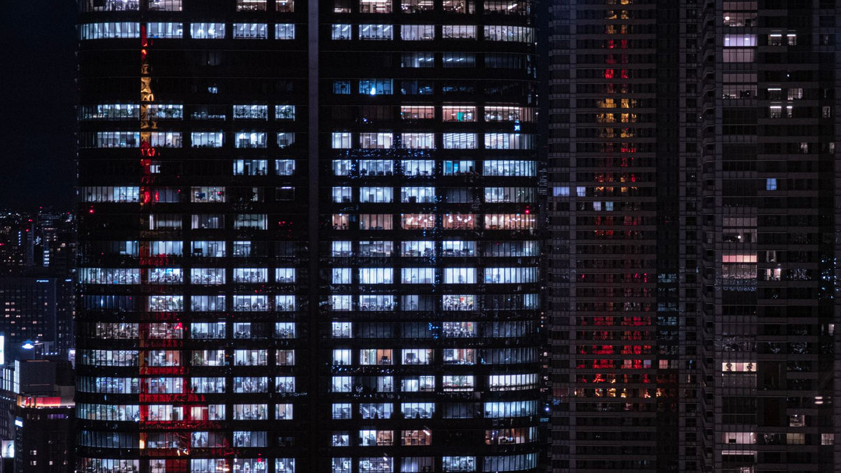 Quartiere finanziario di Tokyo illuminato di notte, fotografia illustrativa degli investimenti di Warren Buffett in Giappone