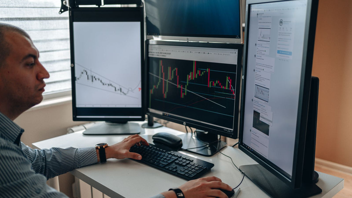Monitor con grafici finanziari, immagine illustrativa della vicenda London Whale e delle perdite di JPMorgan