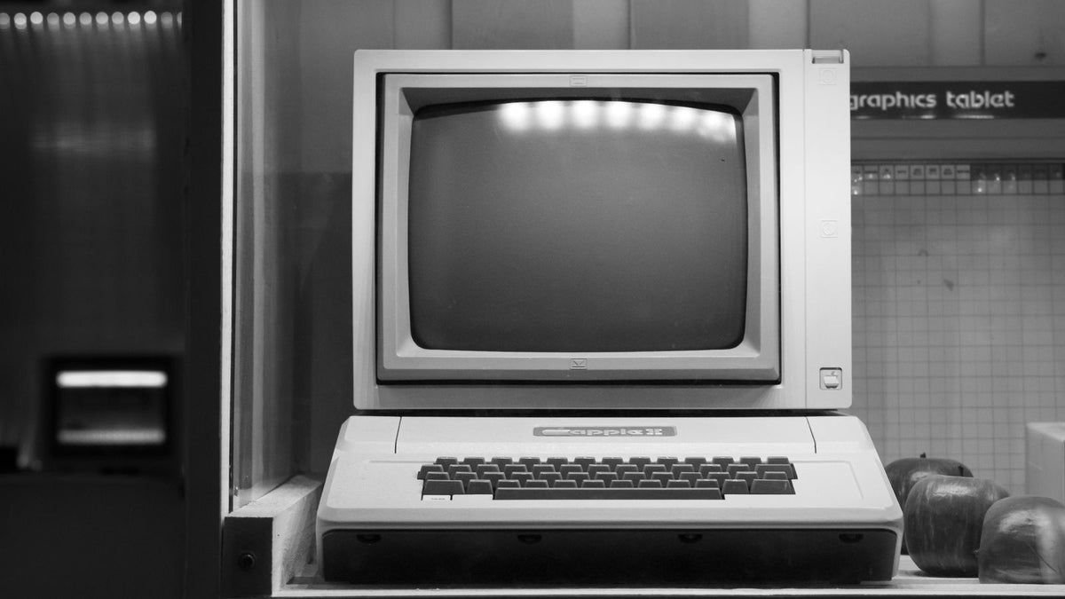 Computer Apple II vintage fotografato in un museo, immagine illustrativa delle origini di Apple e della vicenda Ronald Wayne