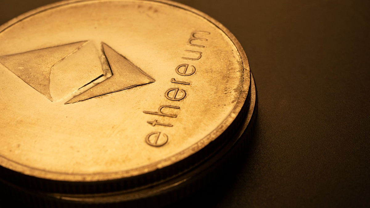 Moneta simbolica di Ethereum, foto illustrativa delle attività legate a Vitalik Buterin