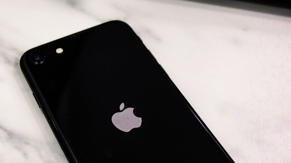 iPhone e computer Apple su una scrivania, fotografia illustrativa dell'investimento Berkshire in Apple