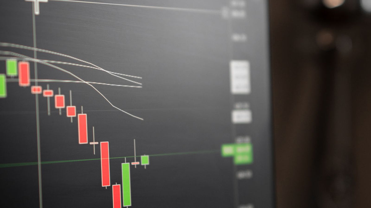 Primo piano di un monitor che visualizza un grafico finanziario