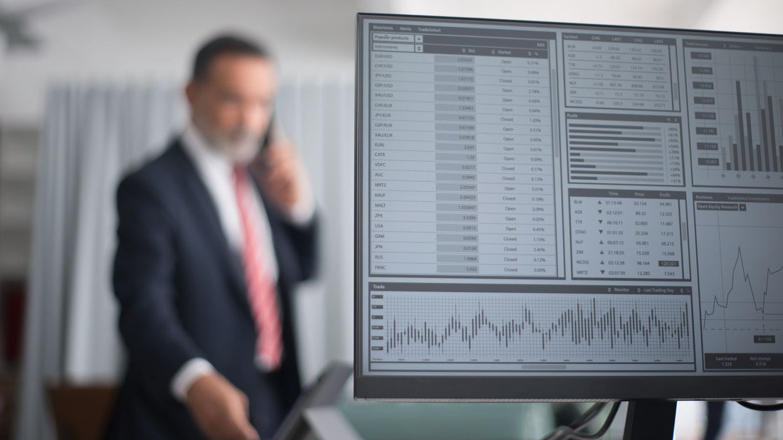 Professionista che osserva dati finanziari su computer, immagine illustrativa delle piattaforme di trading