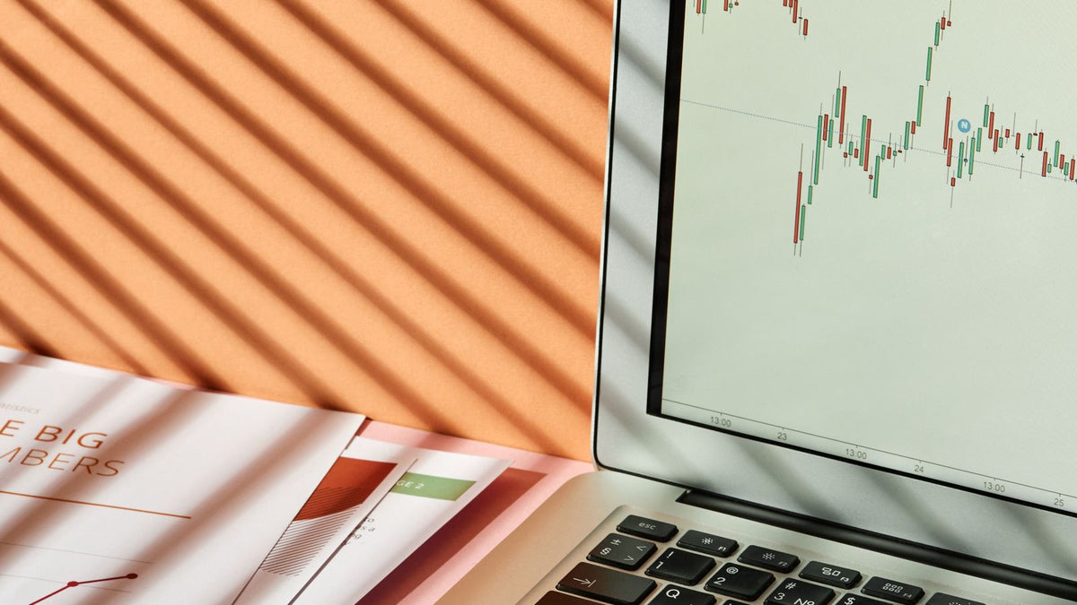 Computer portatile con grafico finanziario, studio dei ritracciamenti di prezzo