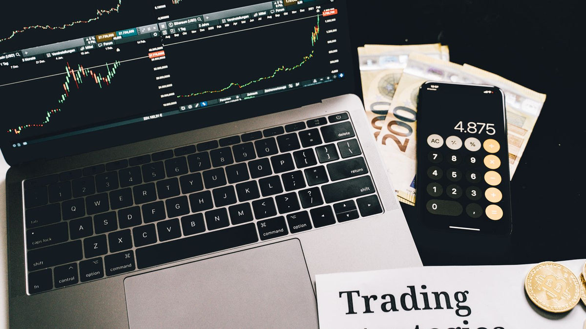 Laptop con grafici di mercato e calcolatrice su banconote in euro per il rischio della leva finanziaria