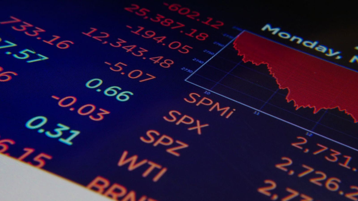 Grafico finanziario in discesa visualizzato sullo schermo, rischio di perdita e margin call
