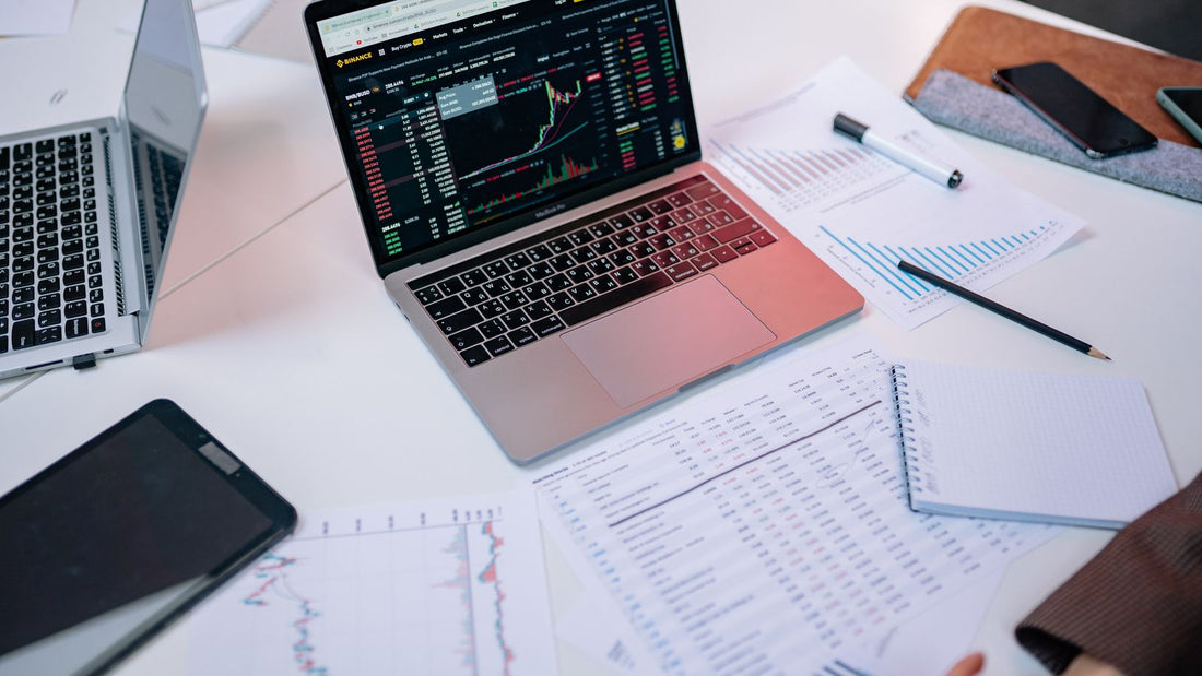 Due computer portatili con grafici finanziari, confronto illustrativo tra piattaforme di trading