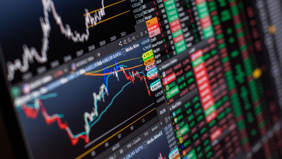 Primo piano fotografico di dati e grafici dei prezzi visualizzati su un monitor