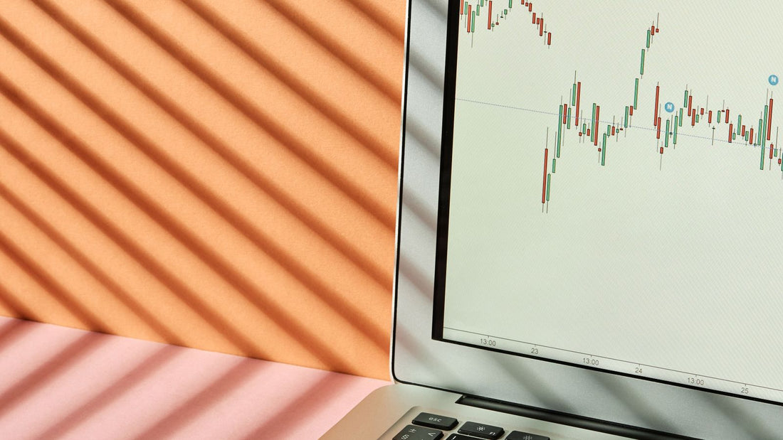 Laptop con grafico finanziario sullo schermo, studio dei livelli di prezzo
