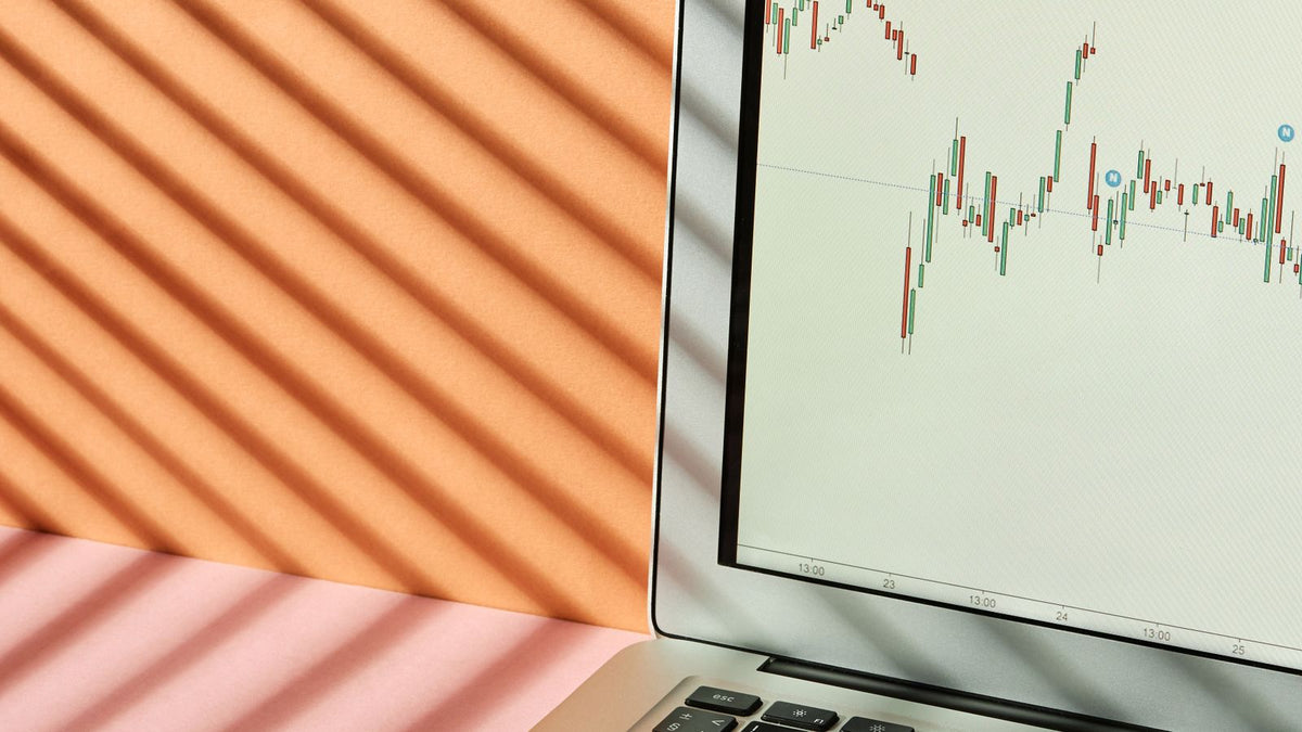 Laptop con grafico finanziario sullo schermo, studio dei livelli di prezzo