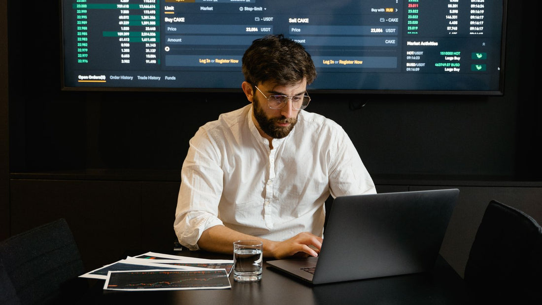 Professionista che studia l'andamento di un grafico di mercato su un laptop