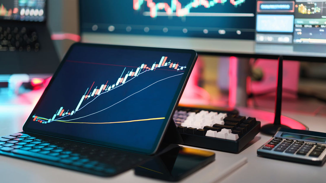 Computer portatile e dispositivi che mostrano grafici di mercato, immagine illustrativa di una piattaforma di analisi
