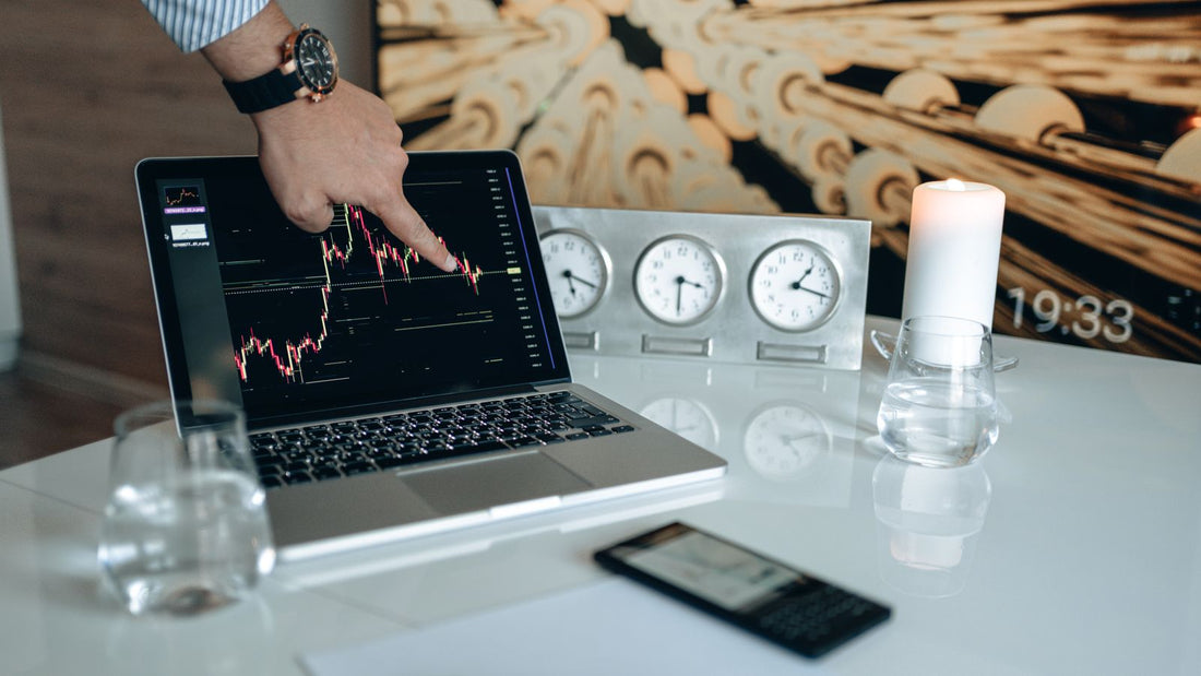 Mano che indica un grafico di trading sul monitor di un computer, gestione dinamica dello stop