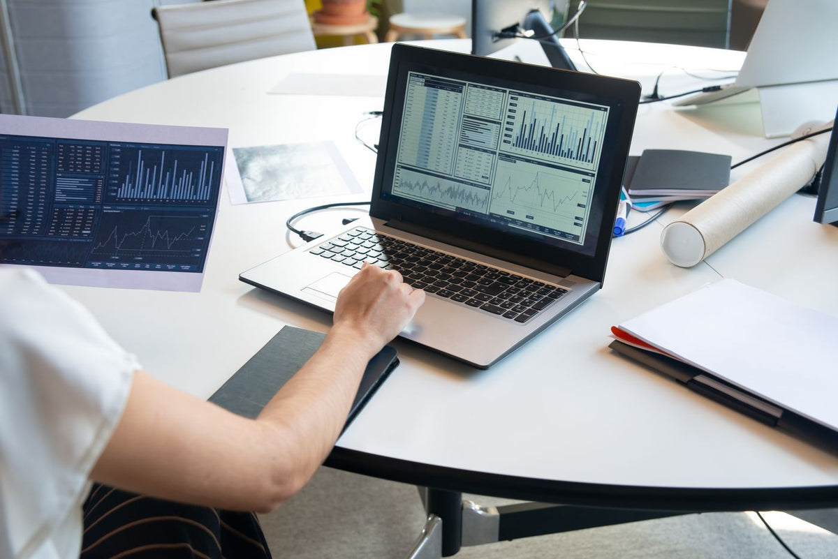 Documenti finanziari con grafici e computer