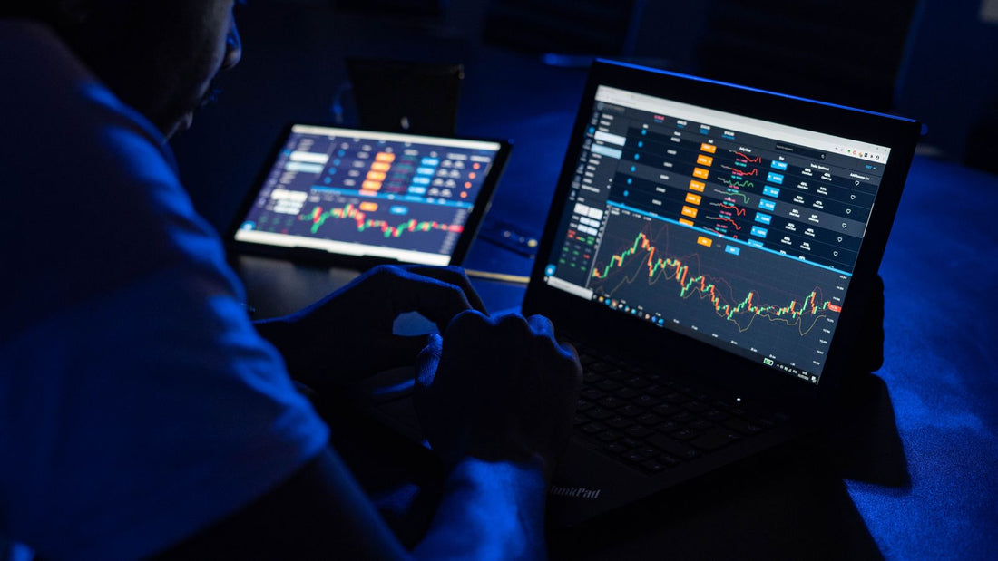 Operatore al computer con grafici di trading forex