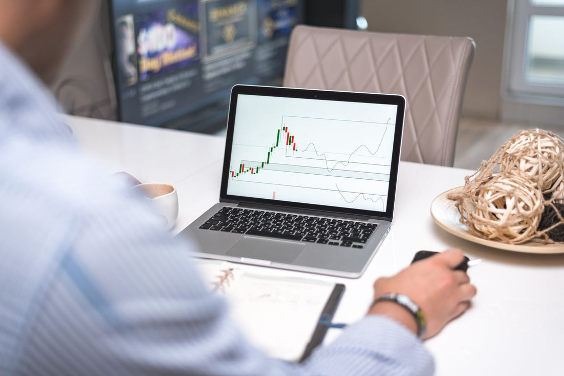 Scrivania con computer e grafici finanziari