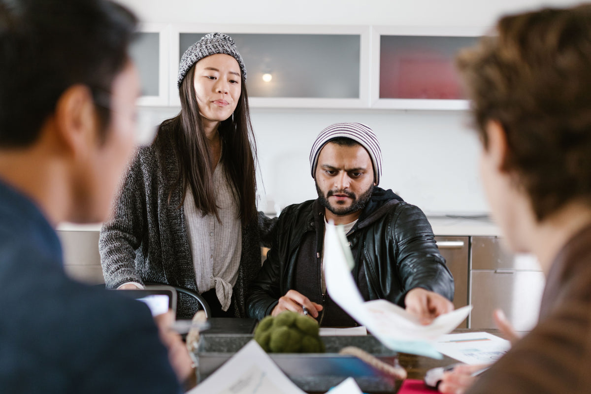 Team di startup durante una riunione con potenziali investitori