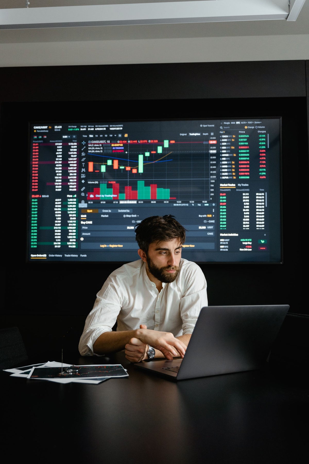 Analista che controlla un computer in un ufficio finanziario