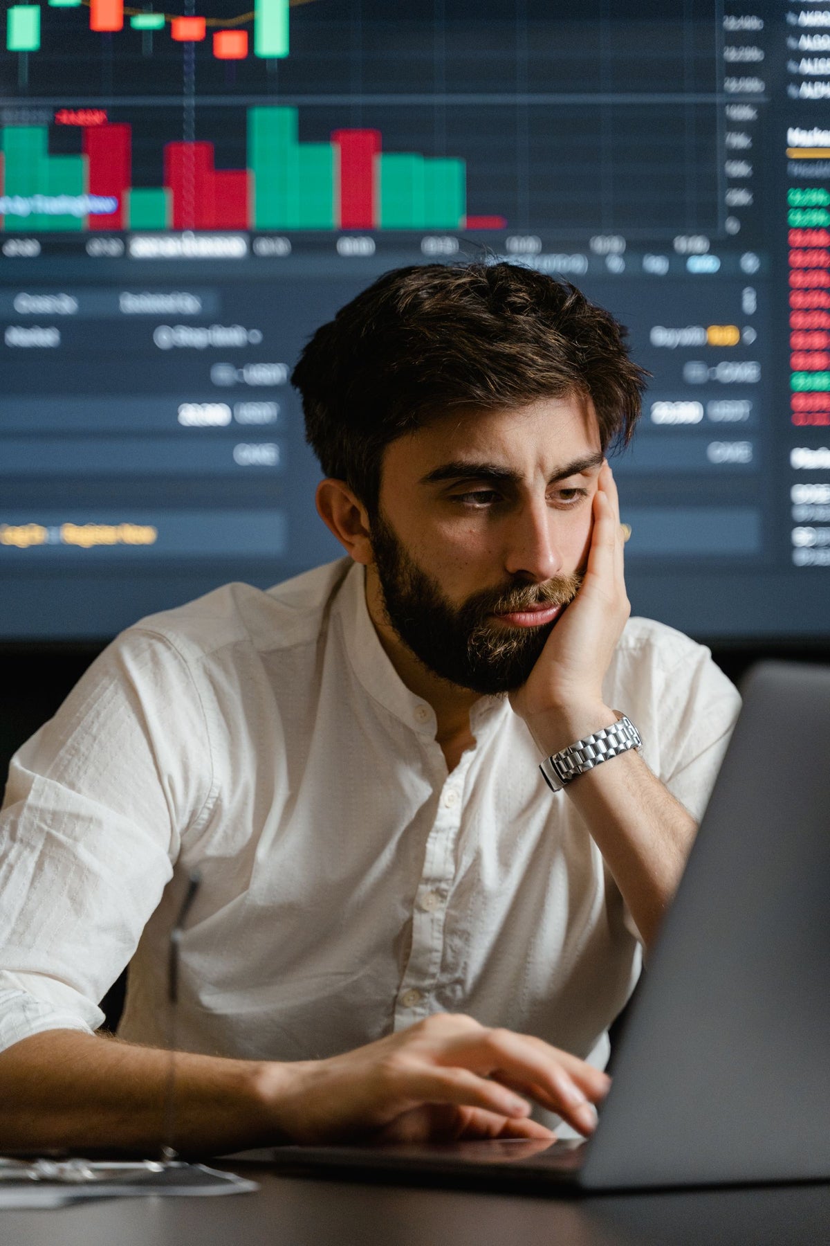 Professionista al computer mentre analizza un portafoglio azionario