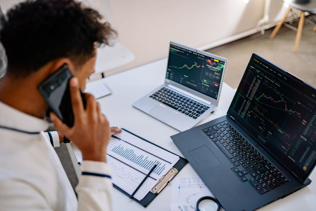 Professionista che verifica operazioni finanziarie al computer e al telefono